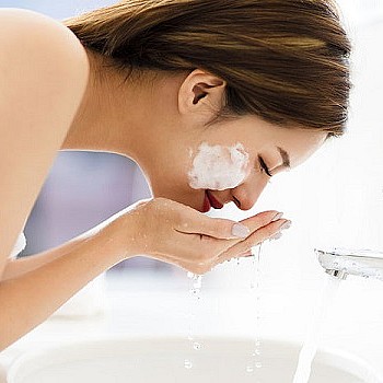 Καθαρισμός προσώπου: Πώς να πλένεις σωστά το δέρμα σου με νερό το πρωί