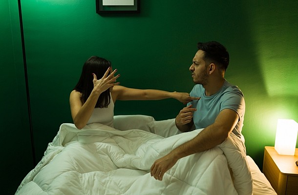 Αυτή η συνήθεια πριν από τον ύπνο μπορεί να θέσει σε κίνδυνο τη σχέση σας