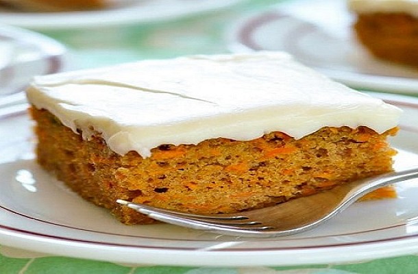 Ζουμερό carrot cake με frosting από τυρί κρέμα
