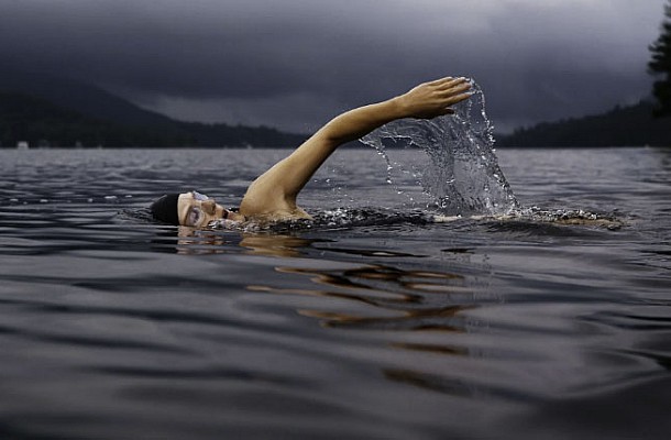 Πόσα λεπτά κολύμπι αρκούν για πιο υγιή καρδιά;