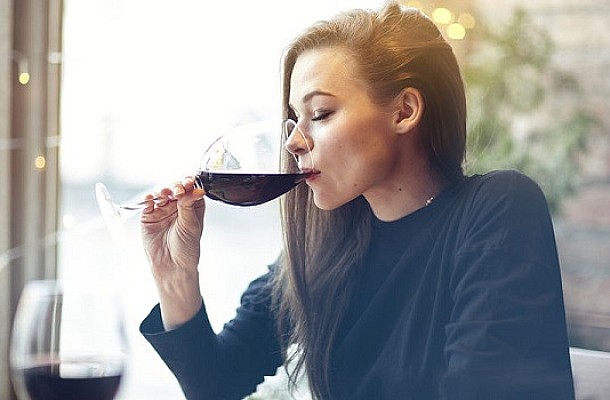 Συμβουλές για να πίνετε κρασί και να παραμείνετε αδύνατοι