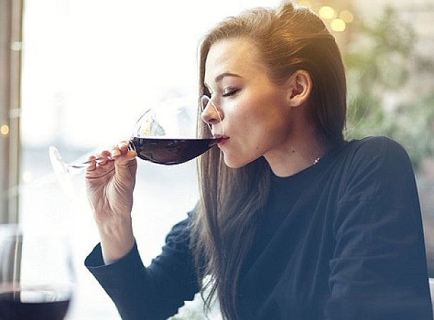 Γιατί πρέπει να παραγγέλνεις πάντα το πιο φθηνό κρασί του μενού