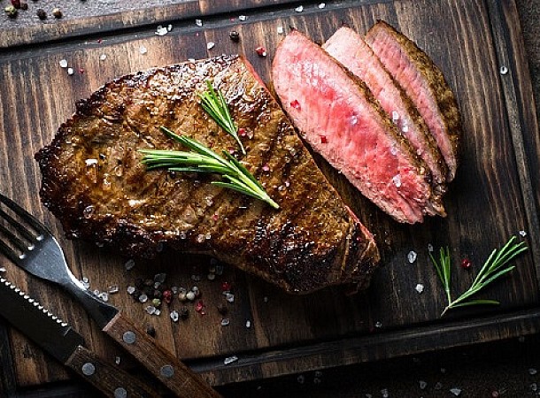 Κόκκινο κρέας και μακροζωία: Τα οφέλη και οι πιθανοί κίνδυνοι από την κατανάλωσή του