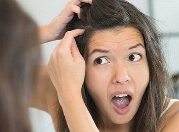 Άσπρες τρίχες: Να τι θα συμβεί αν τις τραβάτε από τα μαλλιά σας