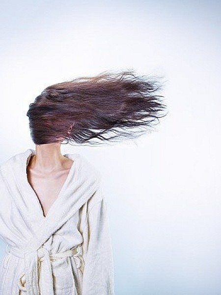 Πιστολάκι στα μαλλιά: Κίνδυνος από αιωρούμενα χημικά