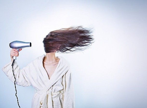 Πιστολάκι στα μαλλιά: Κίνδυνος από αιωρούμενα χημικά