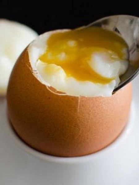 Είναι τα αυγά βλαβερά για τη χοληστερόλη; Νέα μελέτη αποκαλύπτει πόσα μπορείτε να φάτε