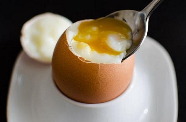 Το κόλπο των 5 δευτερολέπτων που θα σας βοηθήσει να ξεφλουδίζετε τα αυγά σας