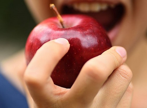 Η χειρότερη στιγμή της ημέρας για να φας ένα μήλο