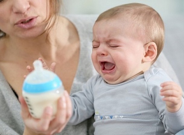 Ύπνος και μωρά: Πρέπει να το αφήσετε να κλάψει; Τι λέει η επιστήμη