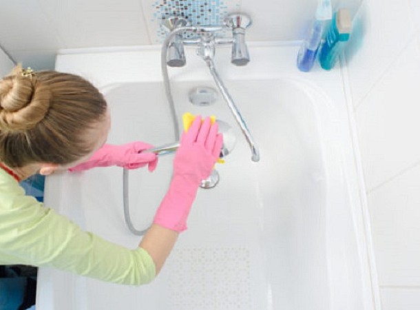 Φτιάξτε μόνοι σας το πιο εύκολο καθαριστικό για τα πλακάκια και την μπανιέρα σας