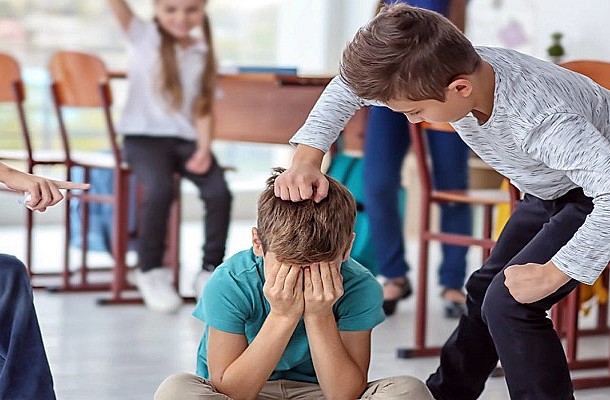 Πώς να εκπαιδεύσετε το παιδί σας να αντιδρά σωστά όταν βλέπει ότι ένα άλλο παιδί δέχεται μπούλινγκ