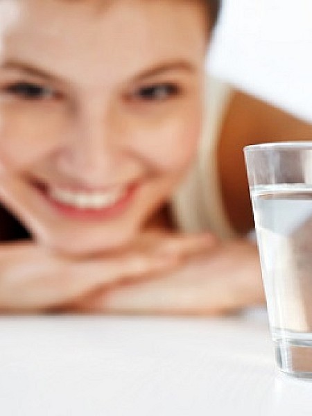 Μην πίνεις νερό με το φαγητό σου: Μύθος ή πραγματικότητα;