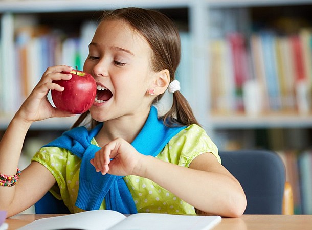 Τι πρέπει να τρώνε τα παιδιά για καλύτερη απόδοση στο σχολείο