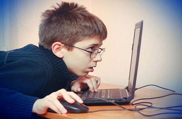 Τι πρέπει να κάνουν και να πουν οι γονείς για να προστατεύσουν τα παιδιά τους στο διαδίκτυο