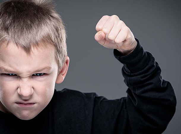 Το παιδί σήκωσε χέρι πάνω σας: Οι κατάλληλοι τρόποι να αντιδράσετε