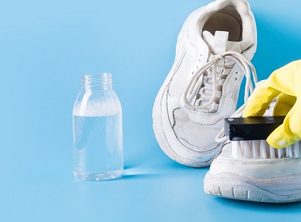 Πώς να καθαρίσετε τα λευκά παπούτσια χωρίς χλωρίνη