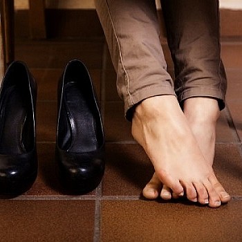 Τρία πολύτιμα tips για να μην σας χτυπάνε τα καινούρια παπούτσια