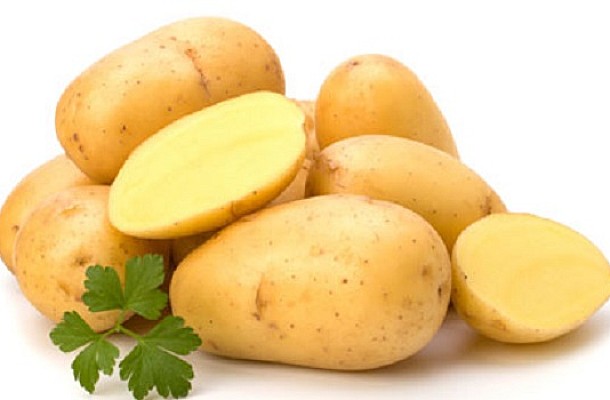 Το απλό και πανεύκολο τρικ για να μην μαυρίζουν οι πατάτες όταν τις καθαρίζετε
