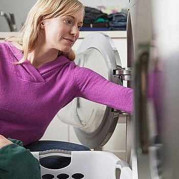 Έξι πράγματα που πρέπει να κάνετε πριν πλύνετε τα ρούχα στο πλυντήριο