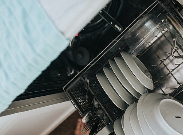 Πρέπει να ξεπλένουμε τα πιάτα πριν το πλυντήριο; Απλές συμβουλές για οικιακές συσκευές