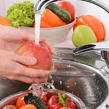 Το έξυπνο tip για να μη μουχλιάζουν τα φρούτα και τα λαχανικά στο ψυγείο