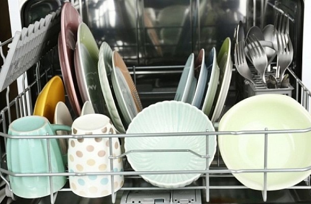 Το απίστευτο κόλπο με το πλυντήριο πιάτων για να στεγνώνουν γρήγορα τα πιάτα
