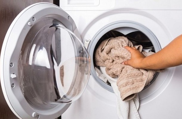 Bγάζετε τα ρούχα από το πλυντήριο και έχουν μια άσχημη μυρωδιά; Έτσι θα την διώξετε
