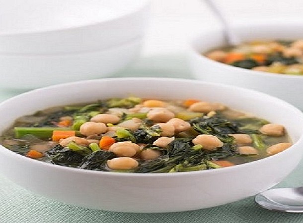 Ρεβίθια σούπα με λαχανικά και μπρόκολο