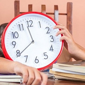 Θερινή ώρα: Οι επιπτώσεις στον ύπνο και την ψυχική υγεία