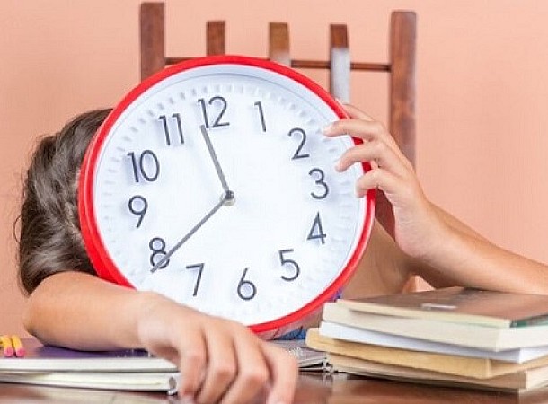 Θερινή ώρα: Οι επιπτώσεις στον ύπνο και την ψυχική υγεία