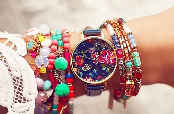 Τα χρωματιστά ρολόγια​ φοριούνται πολύ το καλοκαίρι. Δείτε τα