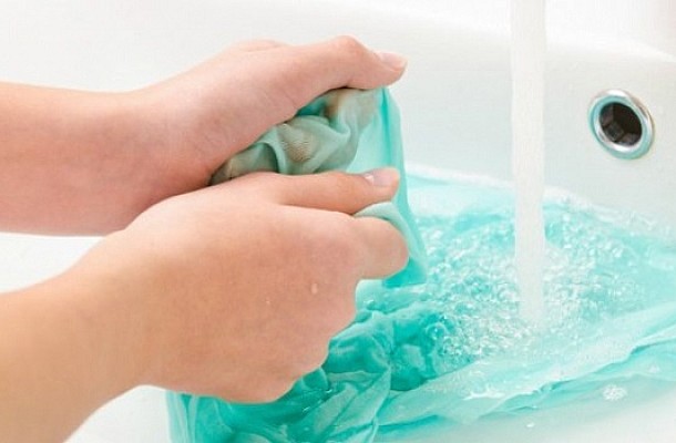 Πώς να πλύνετε καλύτερα τα ρούχα – Οι 8 συμβουλές από την βασίλισσα της καθαριότητας στο TikTok