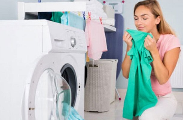 Πώς θα διώξετε την άσχημη μυρωδιά από τα φρεσκοπλυμένα ρούχα σας