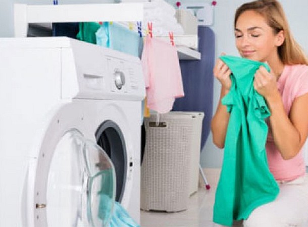 Πώς θα διώξετε την άσχημη μυρωδιά από τα φρεσκοπλυμένα ρούχα σας