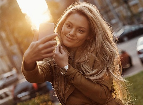Οι selfies προκαλούν ναρκισσισμό υποστηρίζει νέα έρευνα