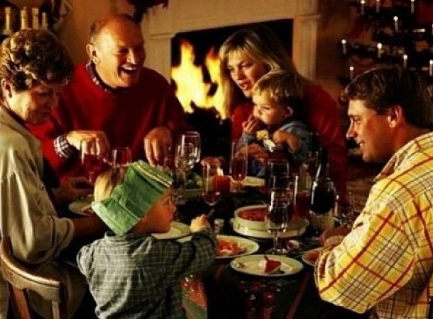 Χριστούγεννα: Πόσες θερμίδες κρύβει το εορταστικό τραπέζι